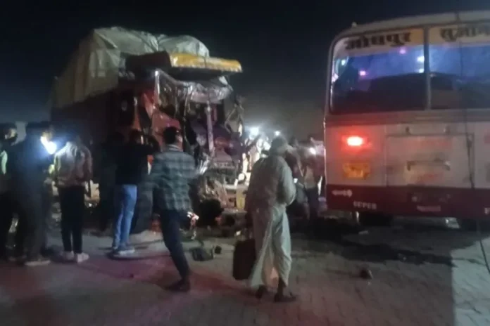 नागौर में भीषण सड़क हादसा — ओवरटेक पड़ा भारी, बस-ट्रक की टक्कर में 26 घायल, 2 की हालत गंभीर
